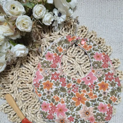 Bavoir forme fleur motifs fleurs